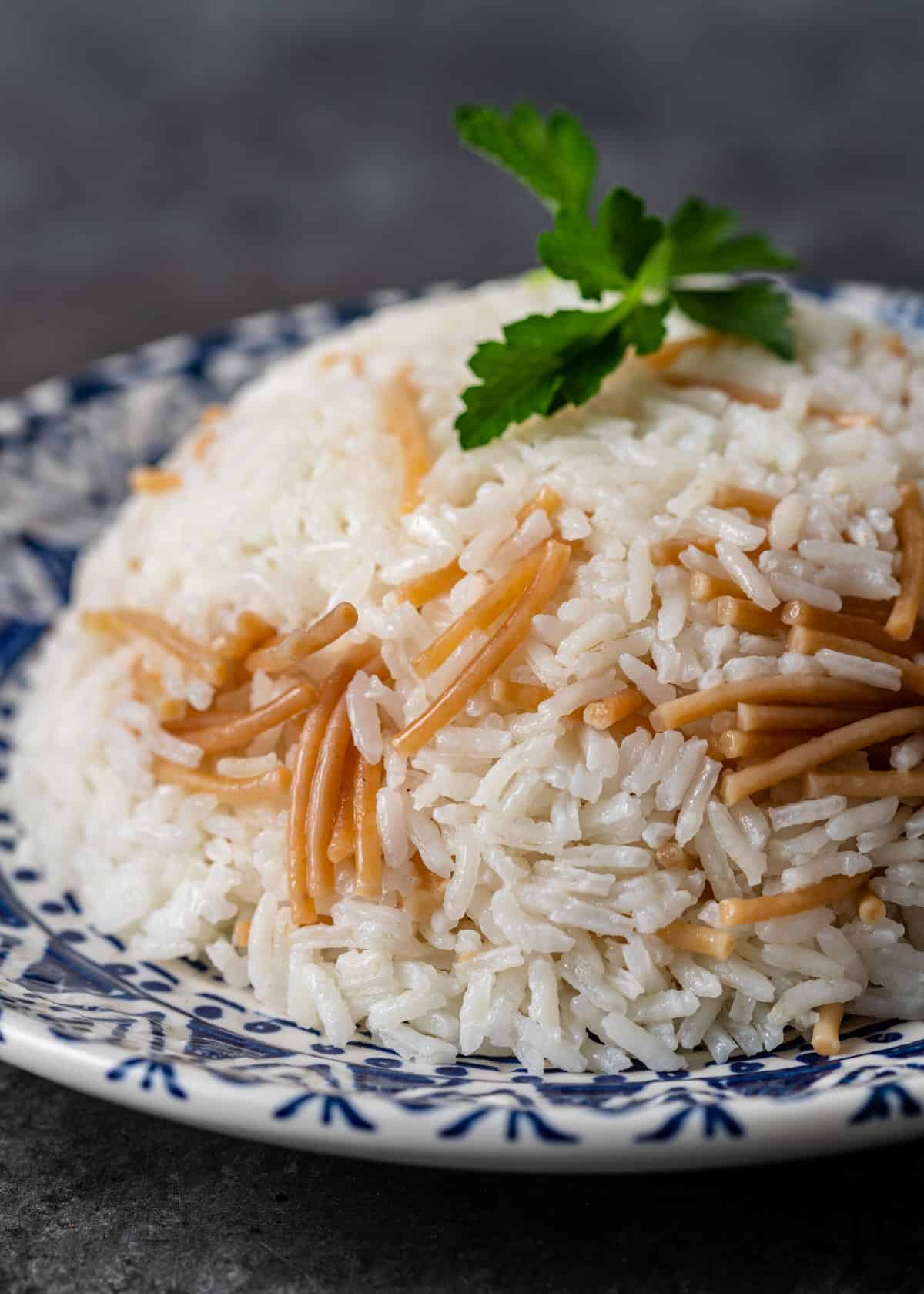 close up of a blue and white plate with Egyptian rice with vermicelli